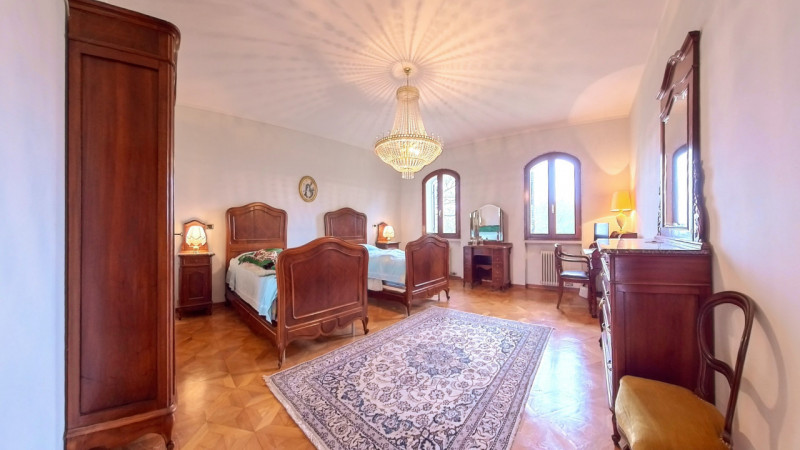 Proponiamo in vendita una bellissima villa singola immersa nella tranquillità, con giardino esclu...