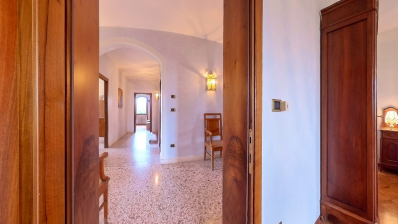 Proponiamo in vendita una bellissima villa singola immersa nella tranquillità, con giardino esclu...