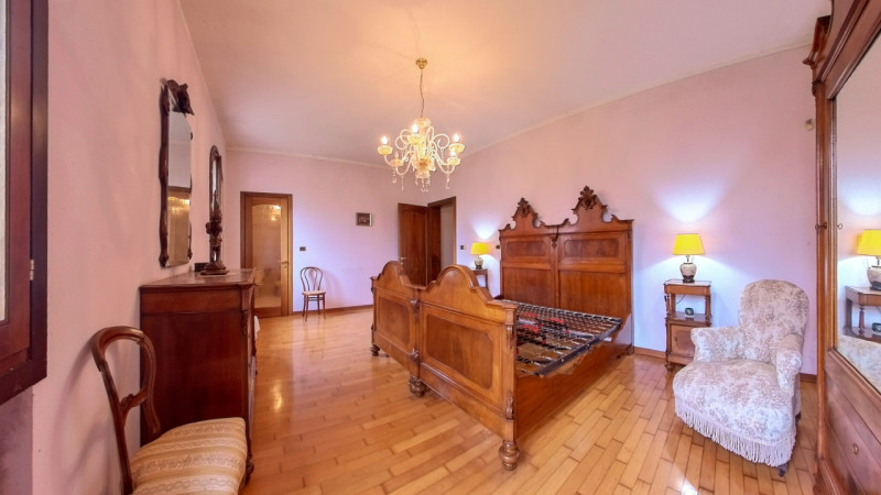 Proponiamo in vendita una bellissima villa singola immersa nella tranquillità, con giardino esclu...