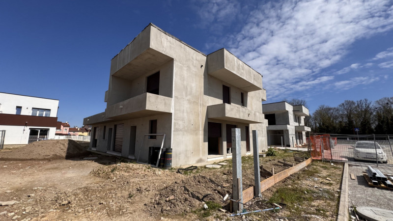 Scopri la tua nuova casa nel cuore di Piove di Sacco! Proponiamo una splendida porzione trifamili...