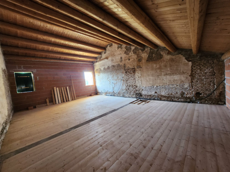 Proponiamo in vendita una casa a schiera situata nella tranquilla località di Borgo San Marco, a ...