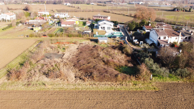 Santa Cristina -Treviso - 

In zona tranquilla circondata dalla natura, si propone in vendita lot...