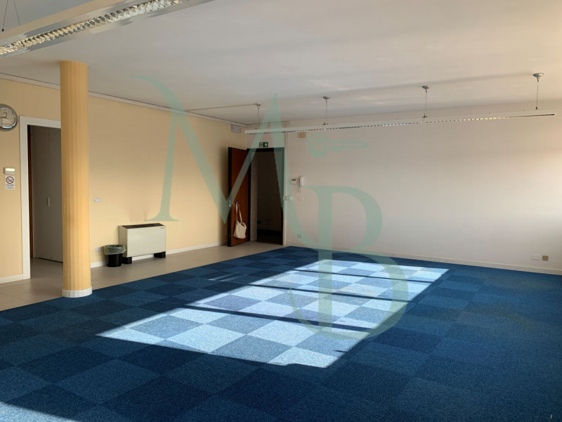 VIGONZA località Perarolo: Immobiliare MB propone in affitto un ufficio situato nel cuore della z...