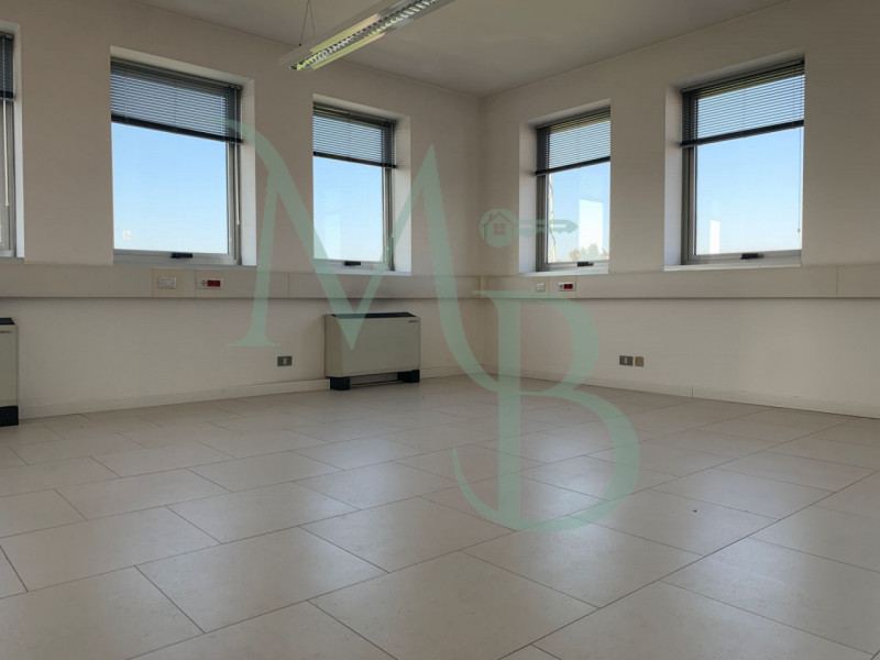 VIGONZA località Perarolo: Immobiliare MB propone in affitto un ufficio situato nel cuore della z...