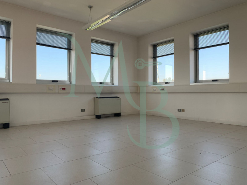 VIGONZA località Perarolo: Immobiliare MB propone in affitto un ufficio situato nel cuore della z...