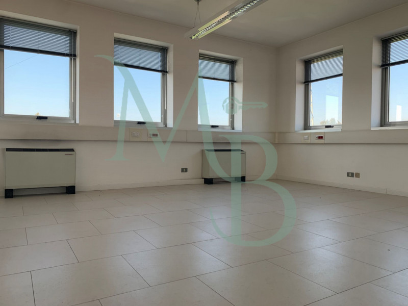 VIGONZA località Perarolo: Immobiliare MB propone in affitto un ufficio situato nel cuore della z...