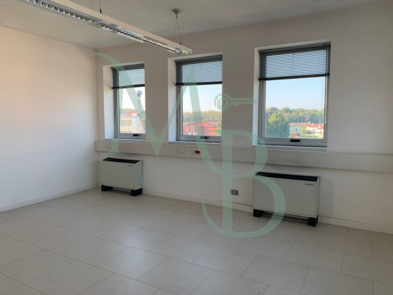 VIGONZA località Perarolo: Immobiliare MB propone in affitto un ufficio situato nel cuore della z...