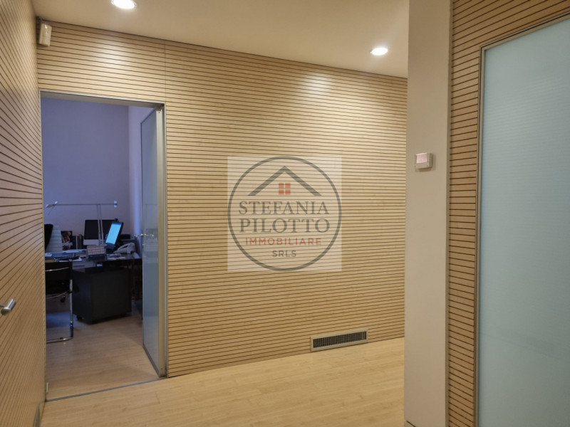 Tribunale nuovo- Stefania Pilotto Immobiliare propone in vendita ufficio di 160 mq. L'immobile si...