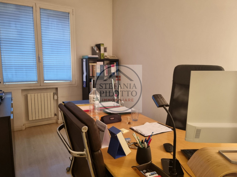 Tribunale nuovo- Stefania Pilotto Immobiliare propone in vendita ufficio di 160 mq. L'immobile si...