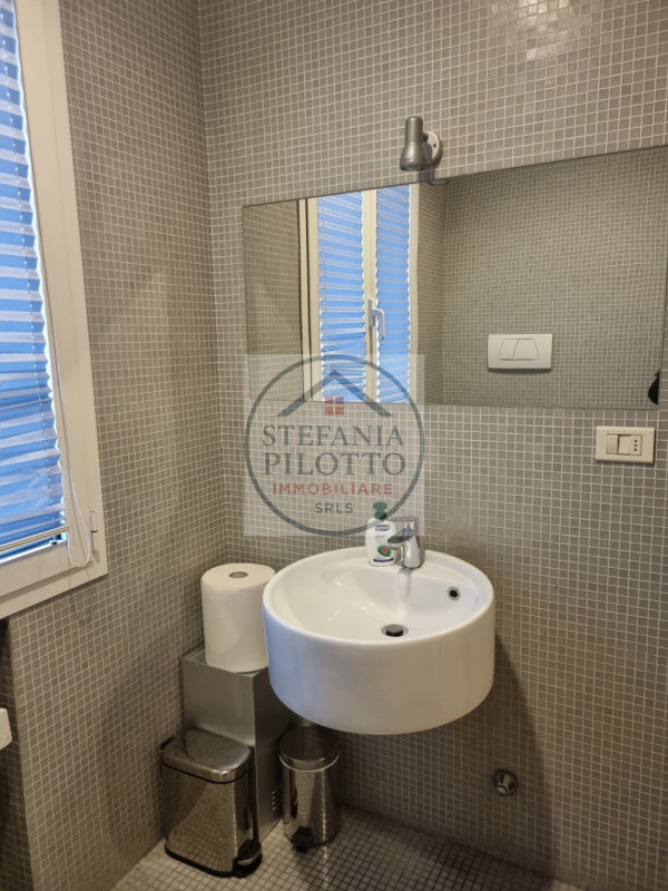 Tribunale nuovo- Stefania Pilotto Immobiliare propone in vendita ufficio di 160 mq. L'immobile si...