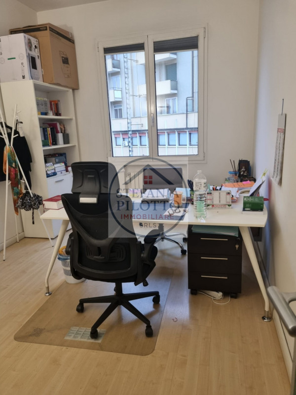 Tribunale nuovo- Stefania Pilotto Immobiliare propone in vendita ufficio di 160 mq. L'immobile si...