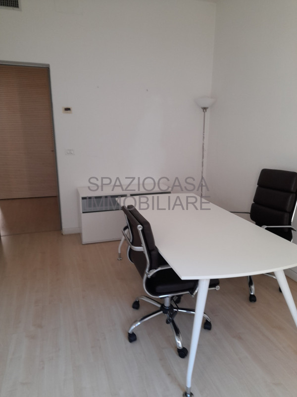 Tribunale nuovo- Stefania Pilotto Immobiliare propone in vendita ufficio di 160 mq. L'immobile si...