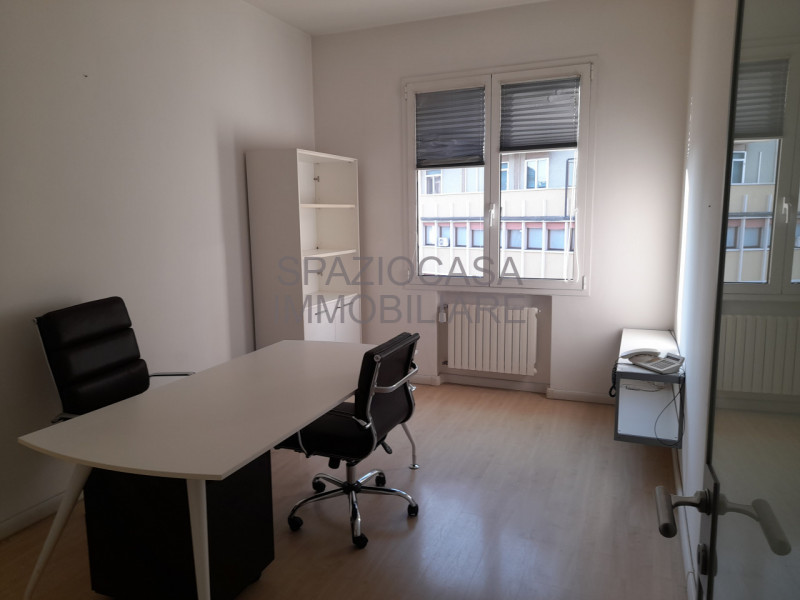 Tribunale nuovo- Stefania Pilotto Immobiliare propone in vendita ufficio di 160 mq. L'immobile si...