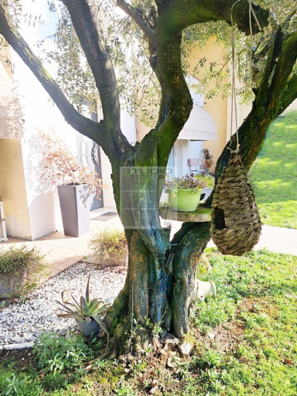 Proponiamo in vendita soluzione COMPLETAMENTE INDIPENDENTE CIRCONDATA DA 3.500 mq di giardino! 
L...