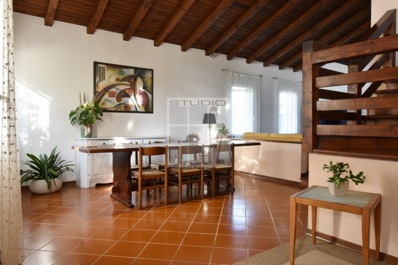 Proponiamo in vendita soluzione COMPLETAMENTE INDIPENDENTE CIRCONDATA DA 3.500 mq di giardino! 
L...