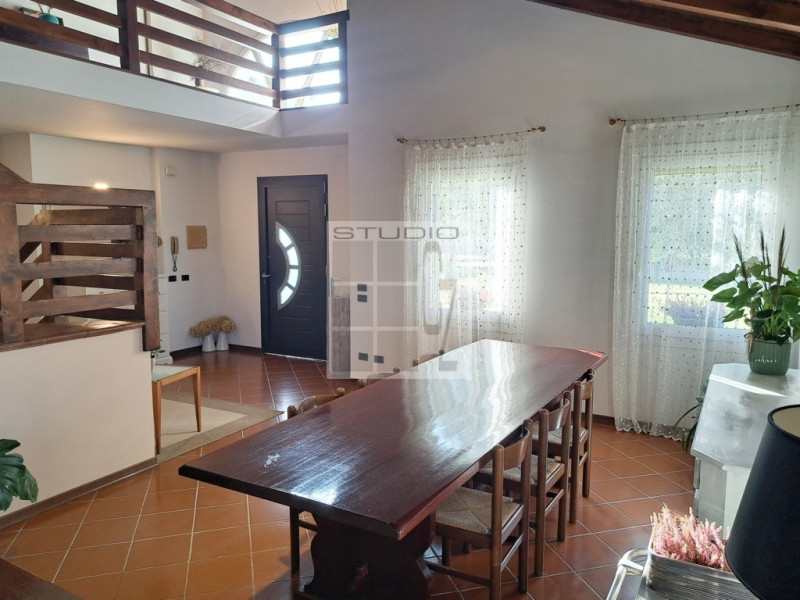 Proponiamo in vendita soluzione COMPLETAMENTE INDIPENDENTE CIRCONDATA DA 3.500 mq di giardino! 
L...