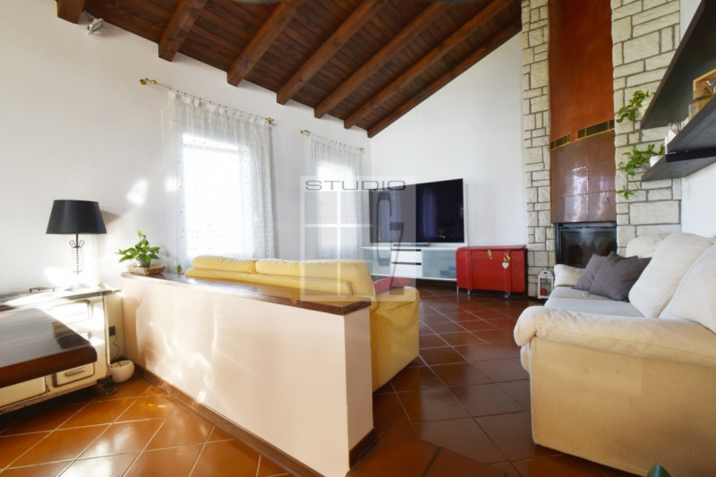 Proponiamo in vendita soluzione COMPLETAMENTE INDIPENDENTE CIRCONDATA DA 3.500 mq di giardino! 
L...