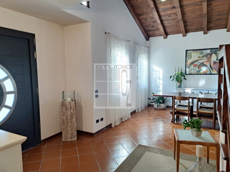 Proponiamo in vendita soluzione COMPLETAMENTE INDIPENDENTE CIRCONDATA DA 3.500 mq di giardino! 
L...