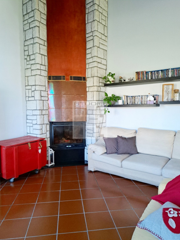 Proponiamo in vendita soluzione COMPLETAMENTE INDIPENDENTE CIRCONDATA DA 3.500 mq di giardino! 
L...