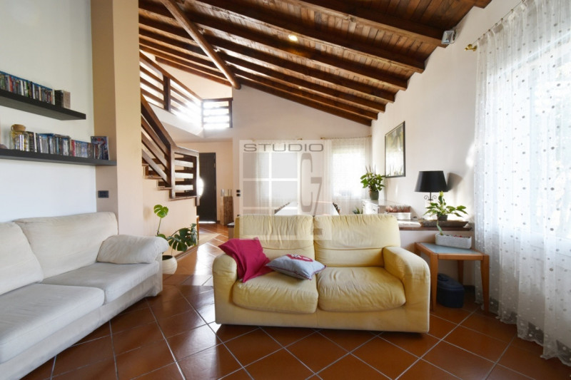 Proponiamo in vendita soluzione COMPLETAMENTE INDIPENDENTE CIRCONDATA DA 3.500 mq di giardino! 
L...