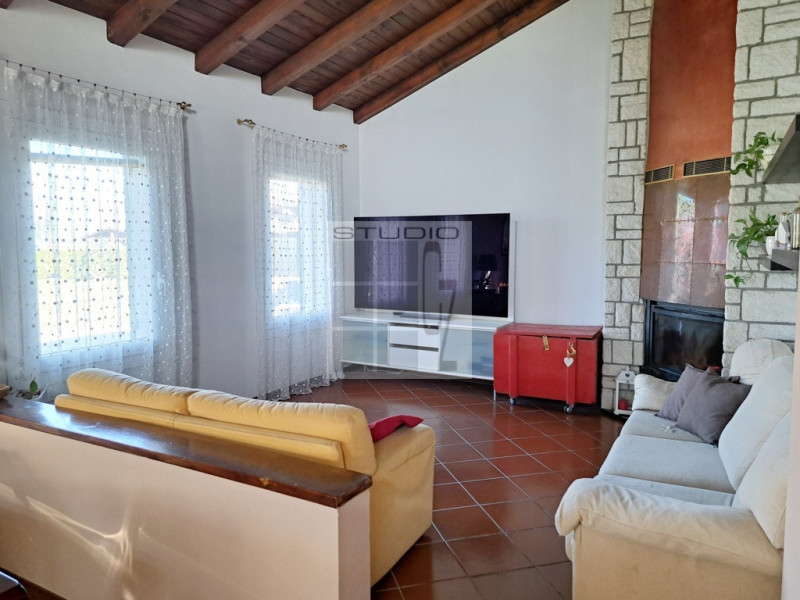 Proponiamo in vendita soluzione COMPLETAMENTE INDIPENDENTE CIRCONDATA DA 3.500 mq di giardino! 
L...