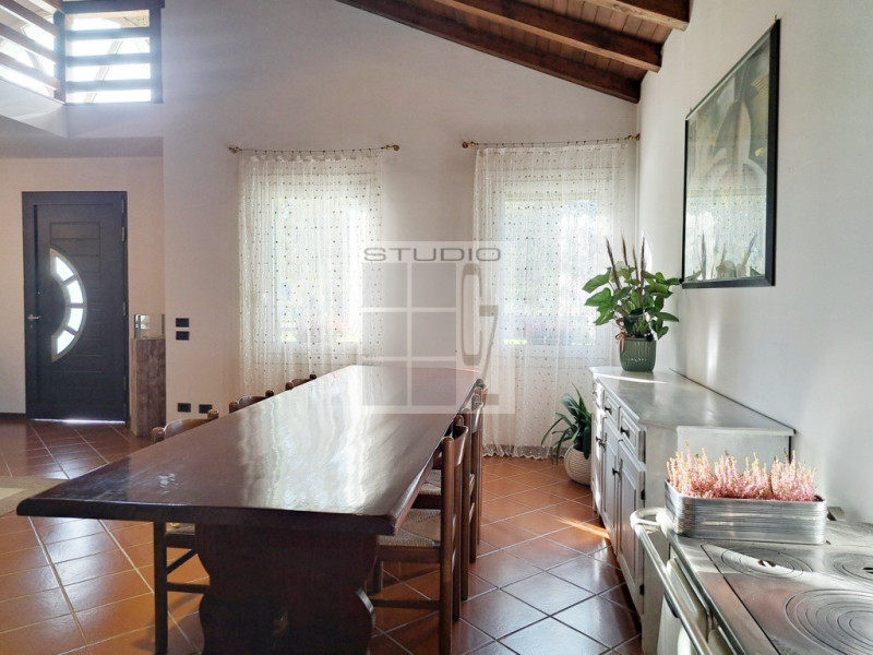 Proponiamo in vendita soluzione COMPLETAMENTE INDIPENDENTE CIRCONDATA DA 3.500 mq di giardino! 
L...