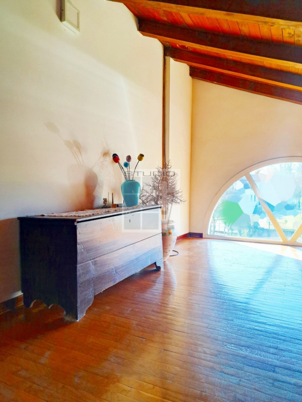 Proponiamo in vendita soluzione COMPLETAMENTE INDIPENDENTE CIRCONDATA DA 3.500 mq di giardino! 
L...