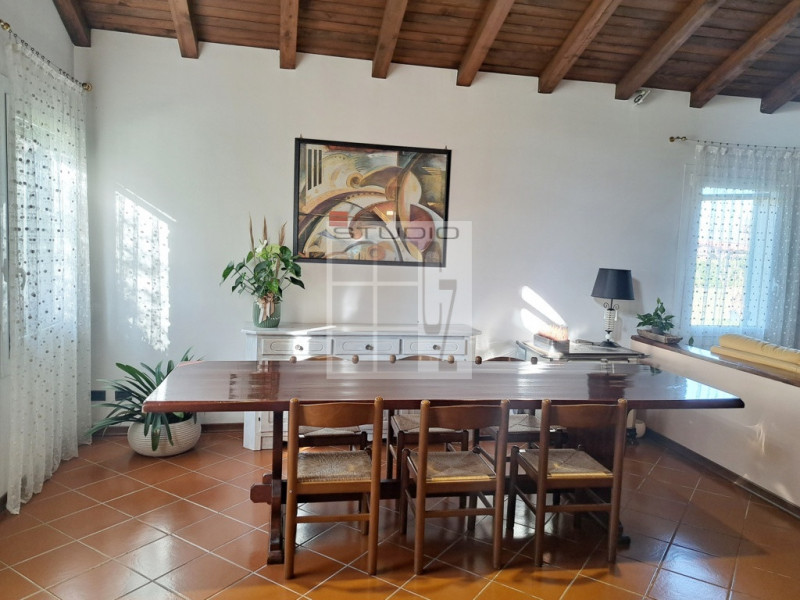 Proponiamo in vendita soluzione COMPLETAMENTE INDIPENDENTE CIRCONDATA DA 3.500 mq di giardino! 
L...