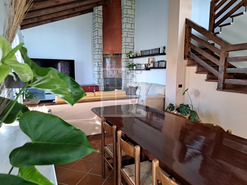 Proponiamo in vendita soluzione COMPLETAMENTE INDIPENDENTE CIRCONDATA DA 3.500 mq di giardino! 
L...