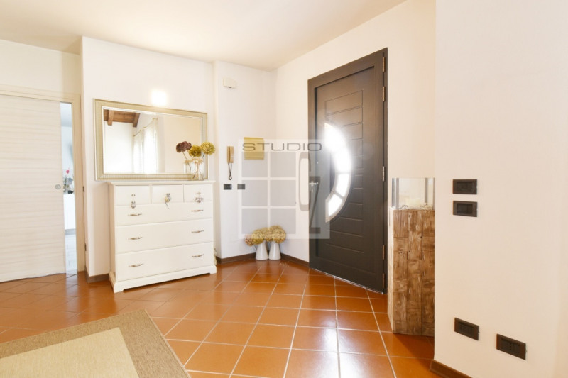 Proponiamo in vendita soluzione COMPLETAMENTE INDIPENDENTE CIRCONDATA DA 3.500 mq di giardino! 
L...