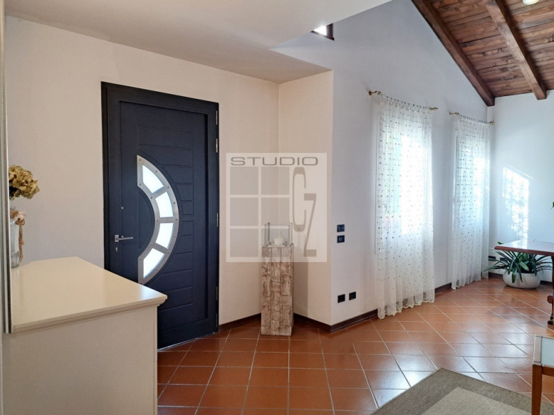 Proponiamo in vendita soluzione COMPLETAMENTE INDIPENDENTE CIRCONDATA DA 3.500 mq di giardino! 
L...