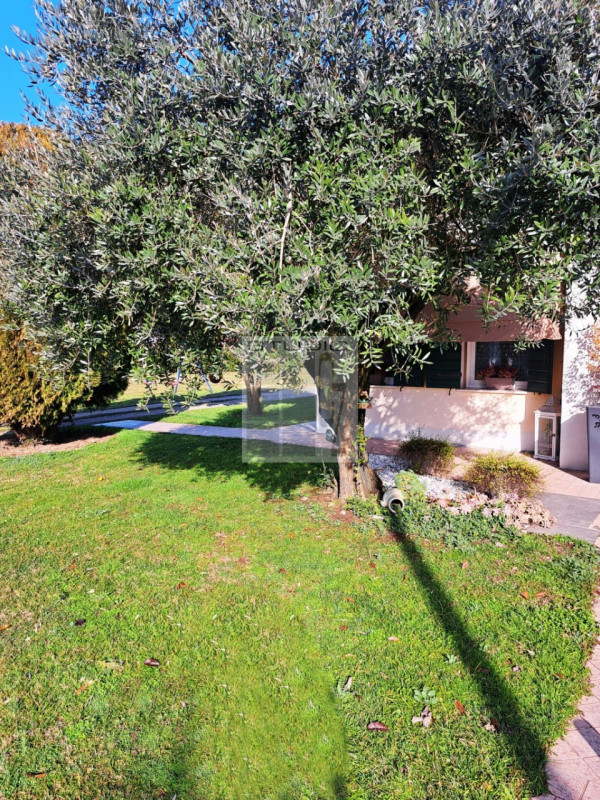 Proponiamo in vendita soluzione COMPLETAMENTE INDIPENDENTE CIRCONDATA DA 3.500 mq di giardino! 
L...