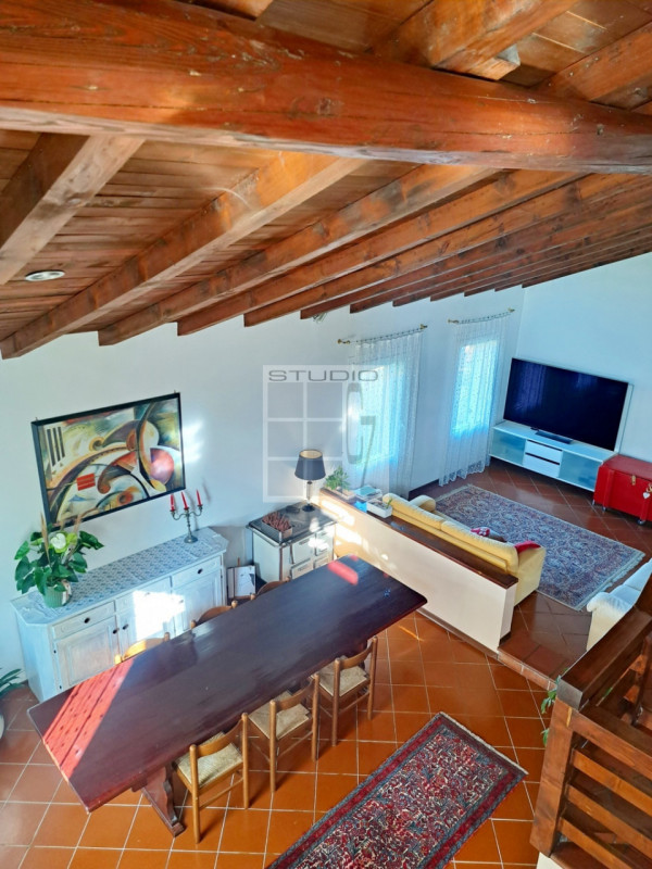 Proponiamo in vendita soluzione COMPLETAMENTE INDIPENDENTE CIRCONDATA DA 3.500 mq di giardino! 
L...