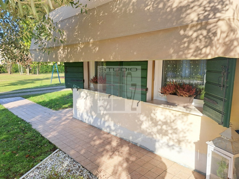 Proponiamo in vendita soluzione COMPLETAMENTE INDIPENDENTE CIRCONDATA DA 3.500 mq di giardino! 
L...