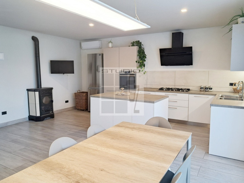 Proponiamo in vendita soluzione COMPLETAMENTE INDIPENDENTE CIRCONDATA DA 3.500 mq di giardino! 
L...