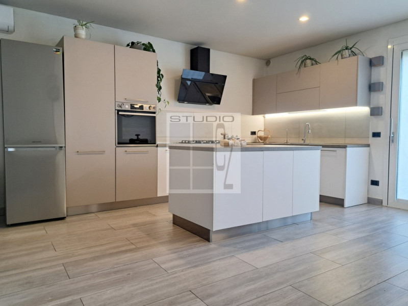 Proponiamo in vendita soluzione COMPLETAMENTE INDIPENDENTE CIRCONDATA DA 3.500 mq di giardino! 
L...