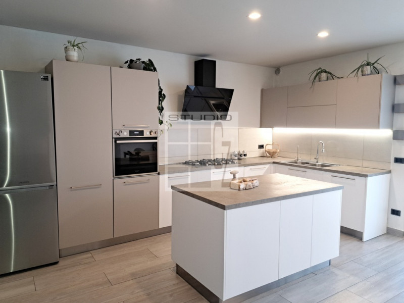 Proponiamo in vendita soluzione COMPLETAMENTE INDIPENDENTE CIRCONDATA DA 3.500 mq di giardino! 
L...