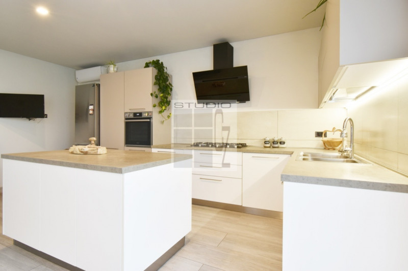 Proponiamo in vendita soluzione COMPLETAMENTE INDIPENDENTE CIRCONDATA DA 3.500 mq di giardino! 
L...