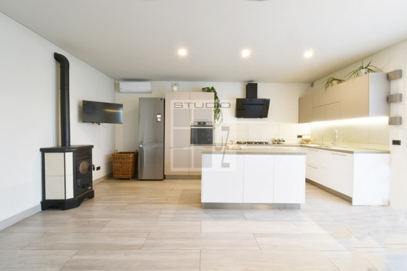 Proponiamo in vendita soluzione COMPLETAMENTE INDIPENDENTE CIRCONDATA DA 3.500 mq di giardino! 
L...