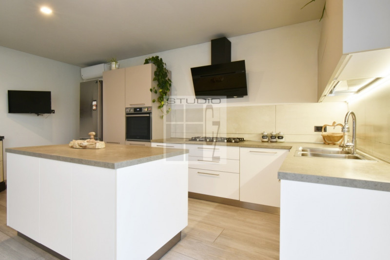 Proponiamo in vendita soluzione COMPLETAMENTE INDIPENDENTE CIRCONDATA DA 3.500 mq di giardino! 
L...