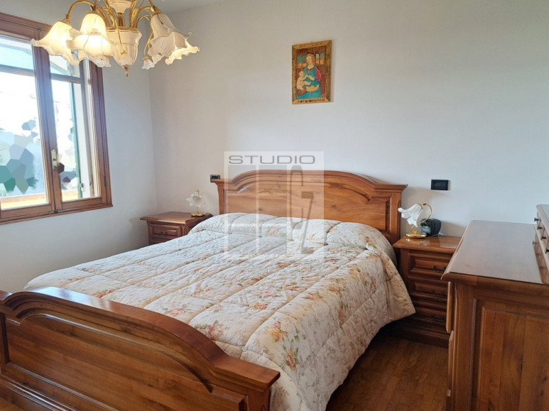 Proponiamo in vendita soluzione COMPLETAMENTE INDIPENDENTE CIRCONDATA DA 3.500 mq di giardino! 
L...