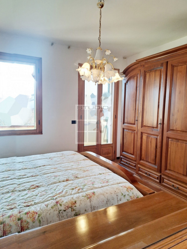 Proponiamo in vendita soluzione COMPLETAMENTE INDIPENDENTE CIRCONDATA DA 3.500 mq di giardino! 
L...