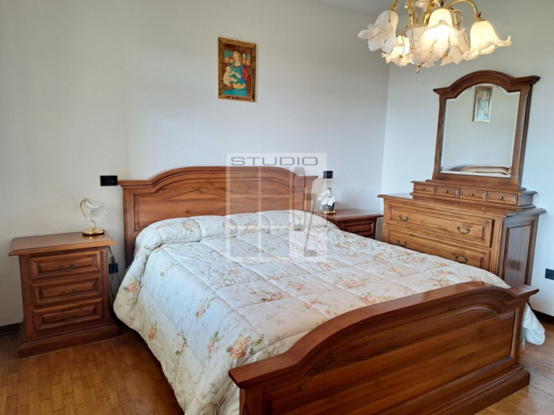 Proponiamo in vendita soluzione COMPLETAMENTE INDIPENDENTE CIRCONDATA DA 3.500 mq di giardino! 
L...