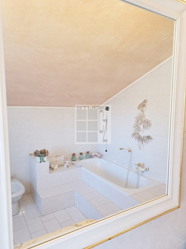 Proponiamo in vendita soluzione COMPLETAMENTE INDIPENDENTE CIRCONDATA DA 3.500 mq di giardino! 
L...