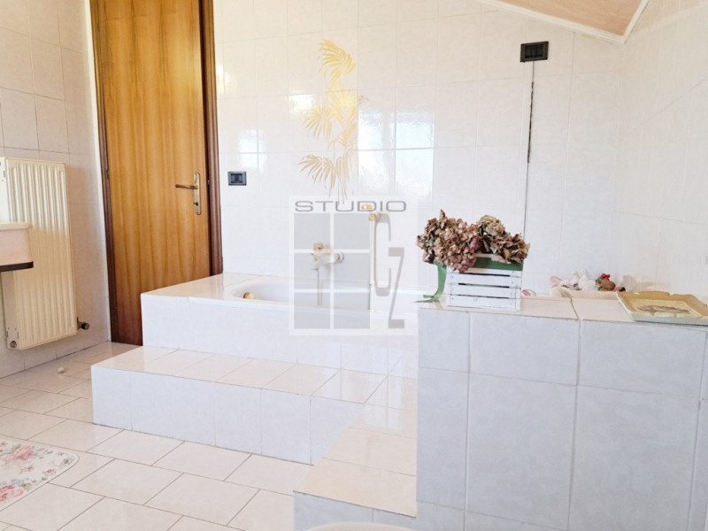 Proponiamo in vendita soluzione COMPLETAMENTE INDIPENDENTE CIRCONDATA DA 3.500 mq di giardino! 
L...