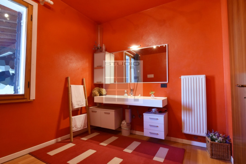 Proponiamo in vendita soluzione COMPLETAMENTE INDIPENDENTE CIRCONDATA DA 3.500 mq di giardino! 
L...