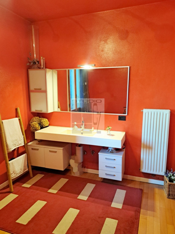 Proponiamo in vendita soluzione COMPLETAMENTE INDIPENDENTE CIRCONDATA DA 3.500 mq di giardino! 
L...