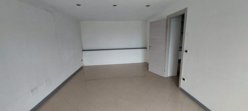Piazzola sul Brenta, proponiamo in AFFITTO ufficio in zona centralissima, al piano primo e second...
