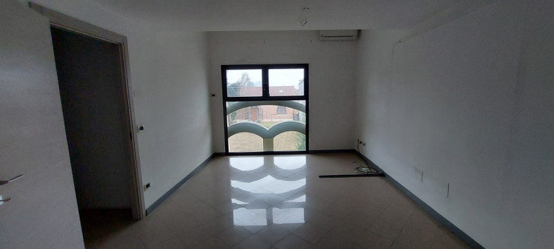 Piazzola sul Brenta, proponiamo in AFFITTO ufficio in zona centralissima, al piano primo e second...