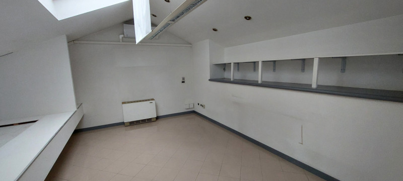 Piazzola sul Brenta, proponiamo in AFFITTO ufficio in zona centralissima, al piano primo e second...